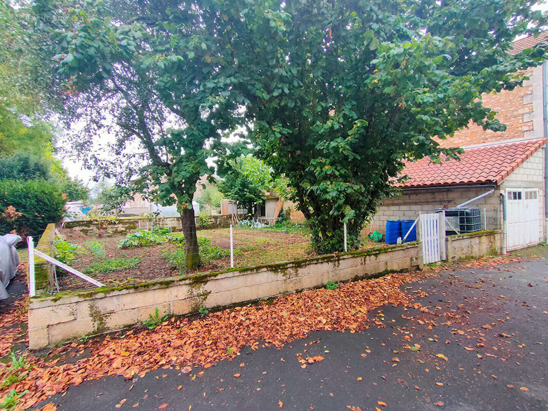 Maison à JAVERLHAC-ET-LA-CHAPELLE-SAINT-ROBERT