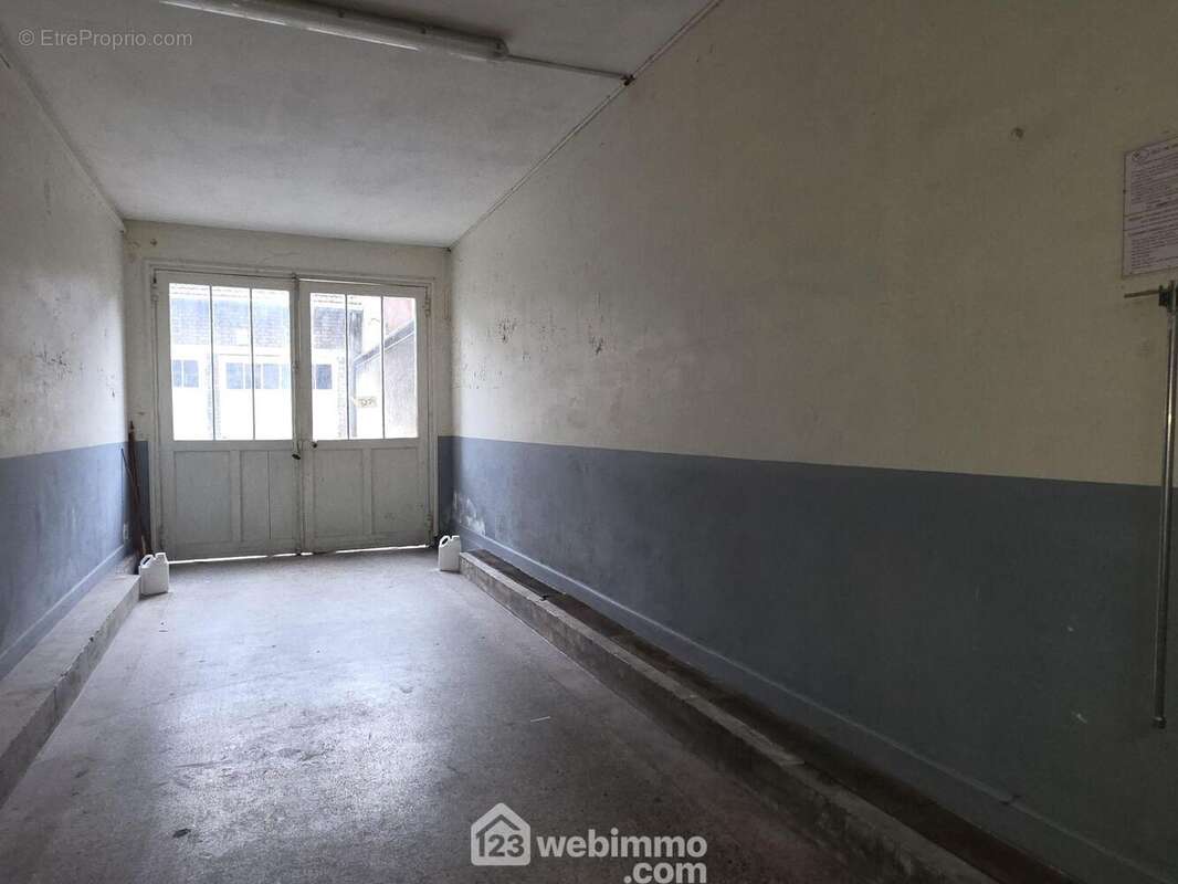 Vaste hall d?entrée desservant les appartements, offrant un accès sécurisé et agréable. - Appartement à REIMS