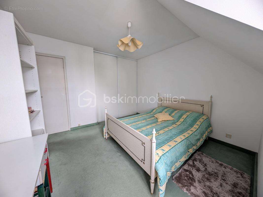 À Liffré, dans un quartier très recherché, venez découvrir cette jolie maison familiale pleine de charme et de potentiel ! - photo 12