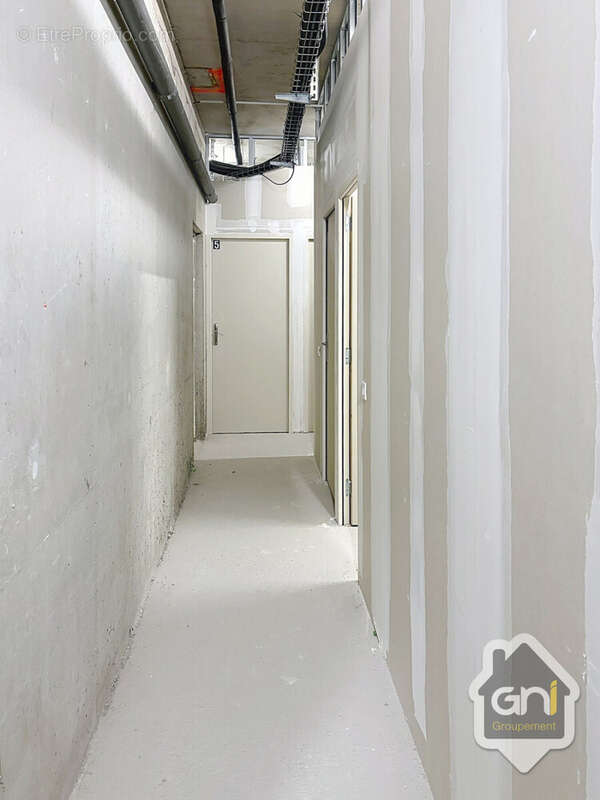 Vente de 2 bureaux et 11box de stockage - photo 9