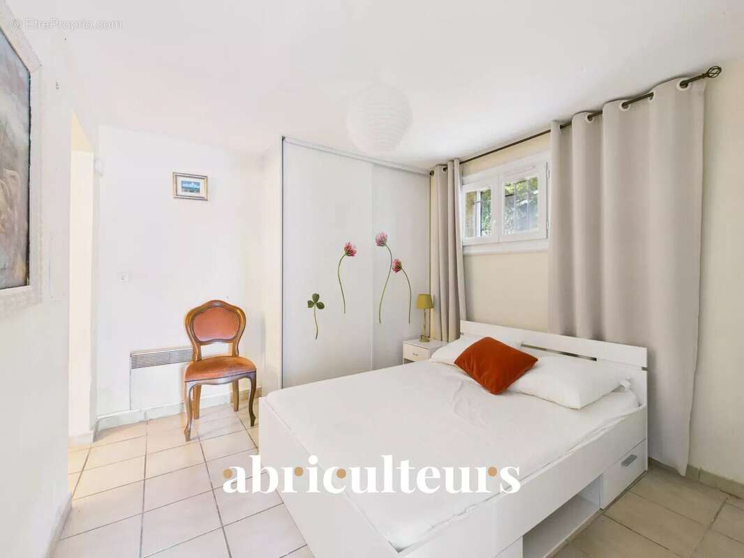 Maison à LA ROQUE-D&#039;ANTHERON