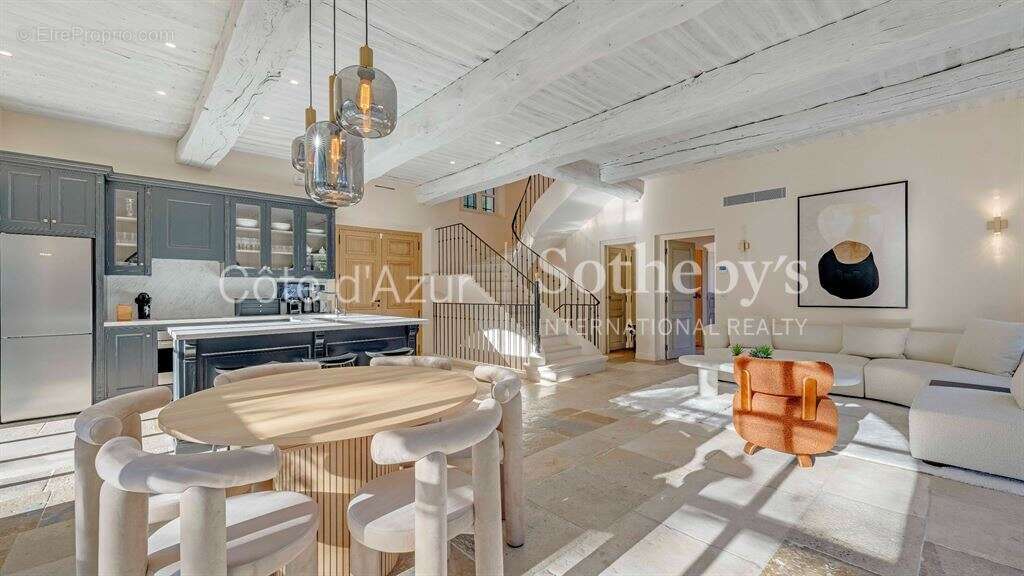 Saint-Tropez : Ensemble de deux villas avec piscines à vendre à proximité du centre - photo 15