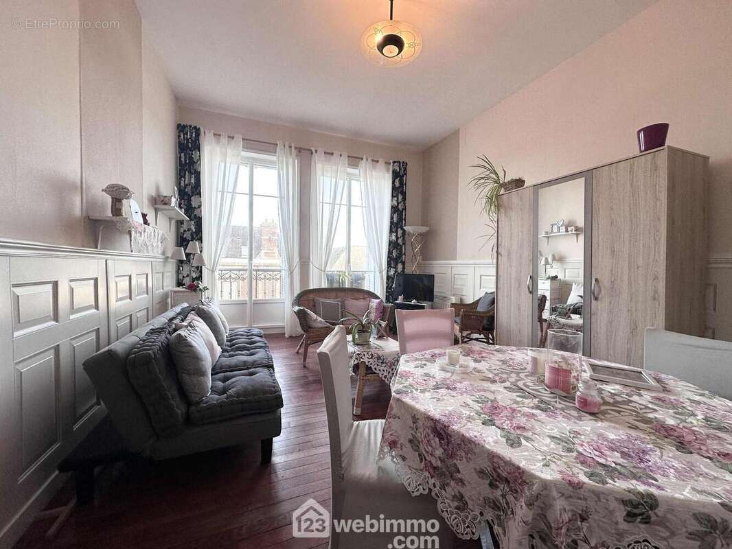 Toutes les fenêtres sont en double vitrage PVC - Appartement à LAON