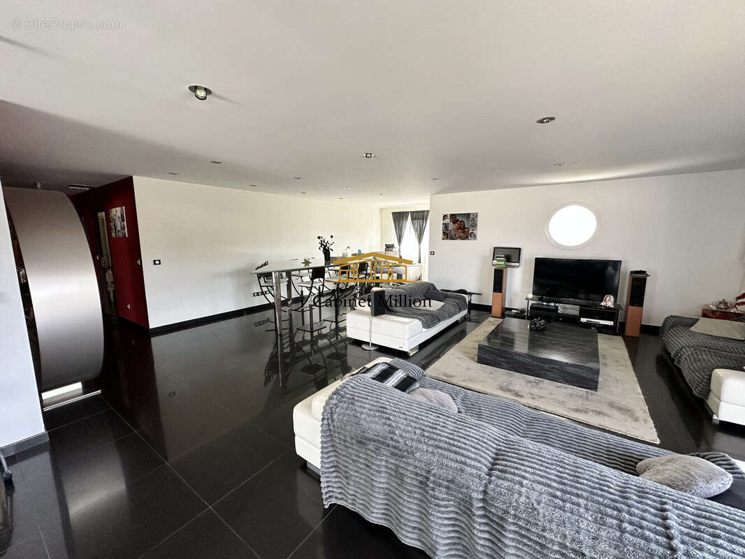 Appartement à VIC-LA-GARDIOLE