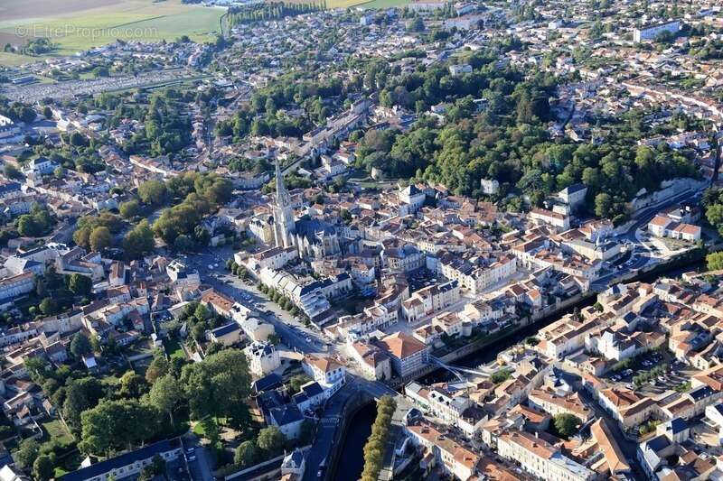 Commerce à FONTENAY-LE-COMTE