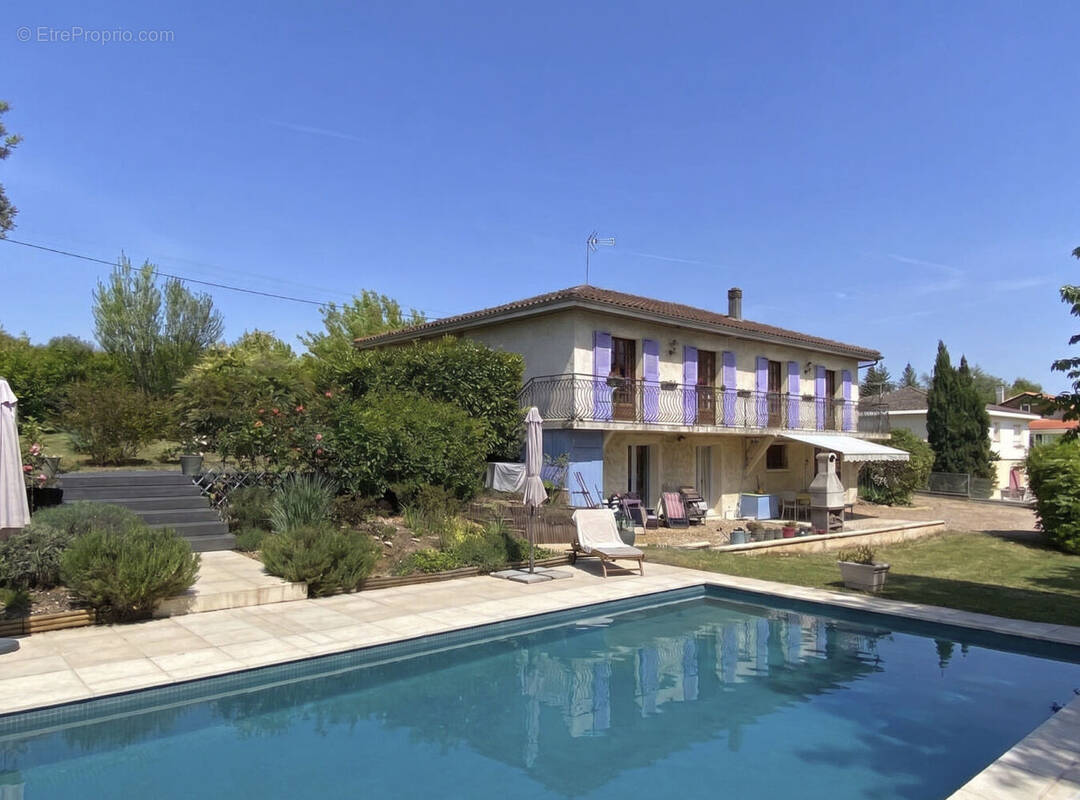 Maison avec piscine 16210  - Maison à SAINT-ROMAIN