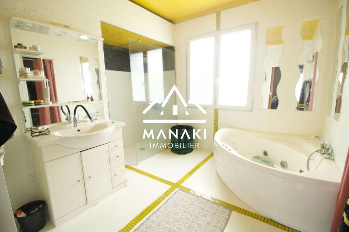 Salle de bains au 1er étage - Maison à SAINT-ANDRE