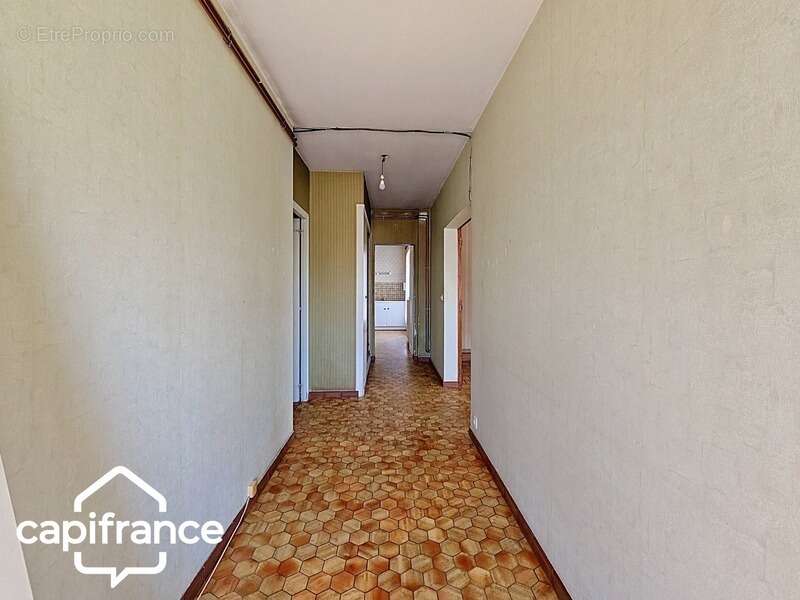 Local d’activité 260 m² + logement 132 m² – parking privé – terrain 1 690 m² – forte visibilité – Thouars (79100) - photo 16