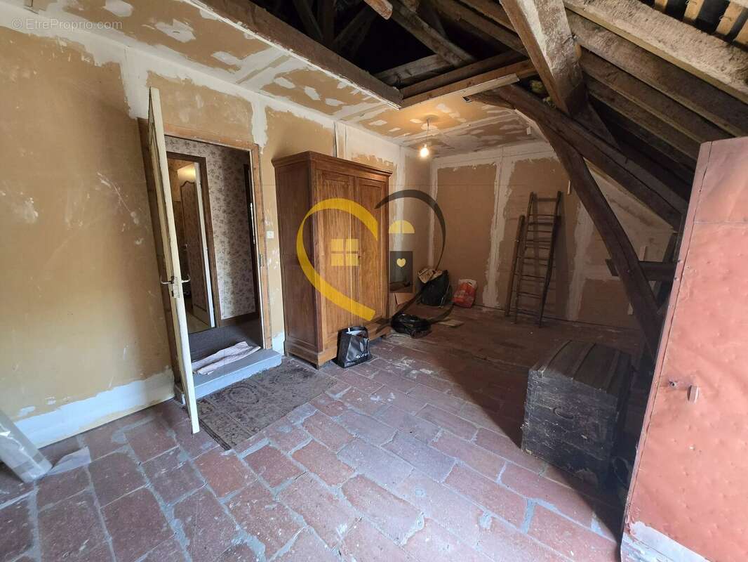 Maison à LA CHAPELLE-D'ANGILLON
