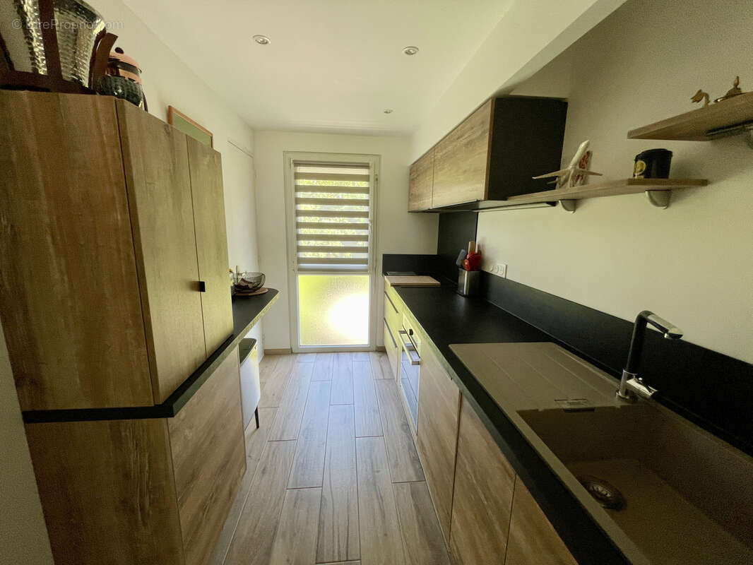 Superbe T2/3 entièrement rénové avec goût, vue dégagée, au calme, 2 places de parkings - photo 9