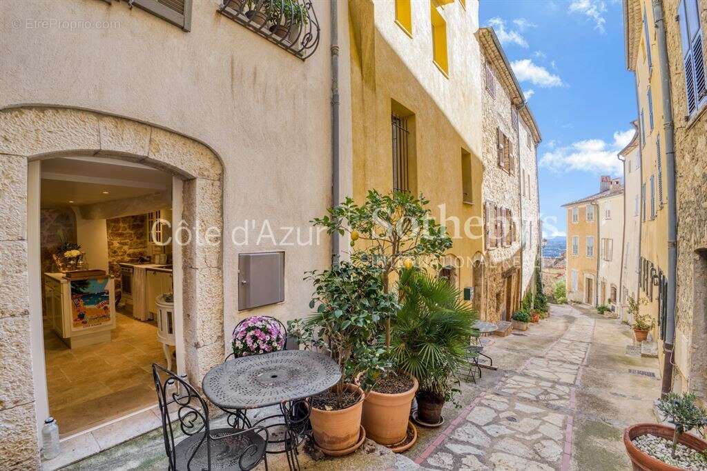 Maison à CHATEAUNEUF-GRASSE
