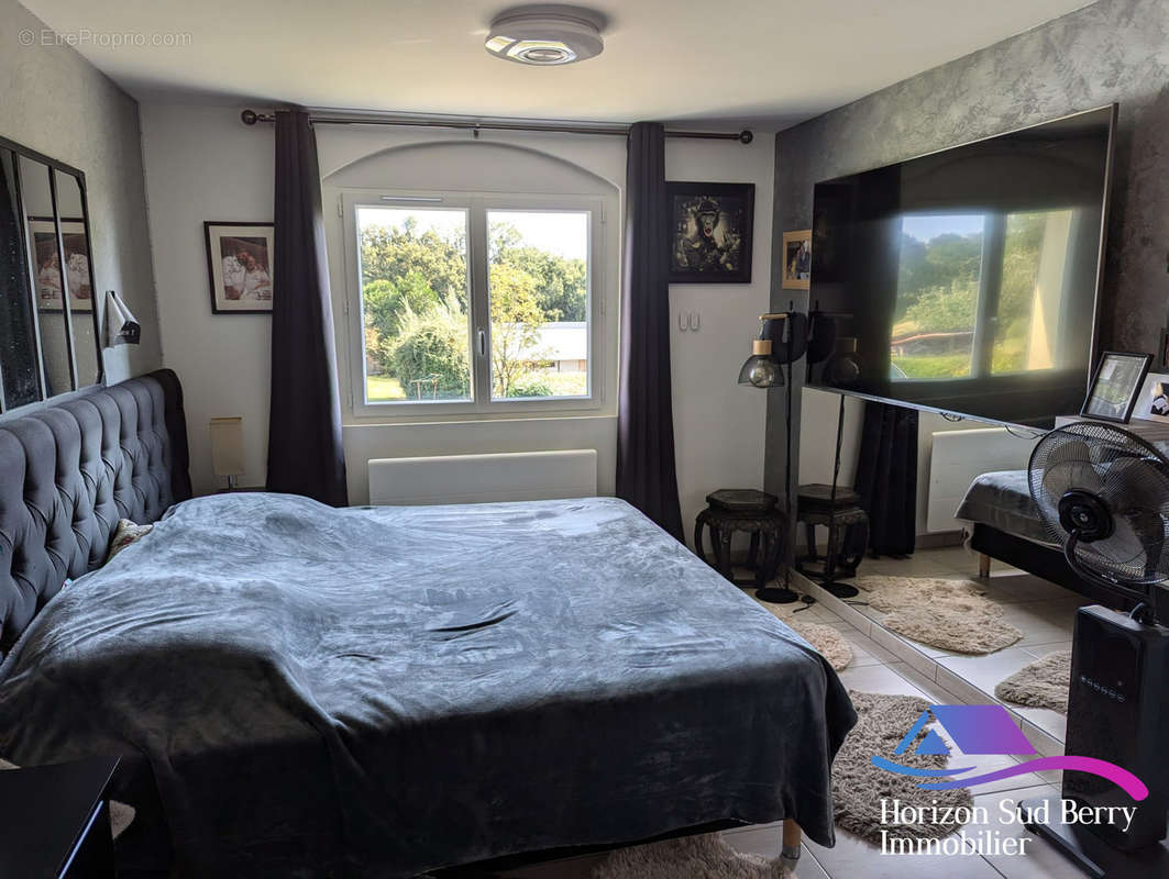 Chambre parentale - Maison à THEVET-SAINT-JULIEN