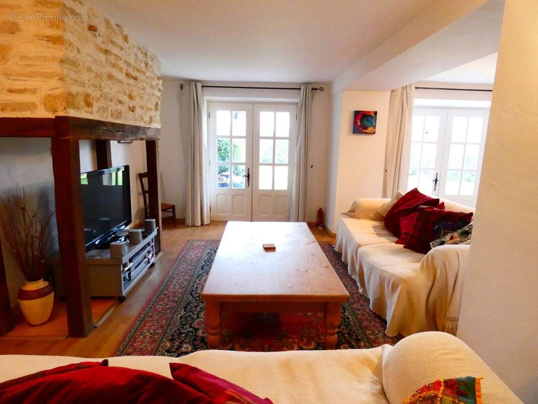 Haute Garonne, charmante maison de village rurale, salon    Upper Garonne, charming rural village house, living room - Maison à GENSAC-DE-BOULOGNE