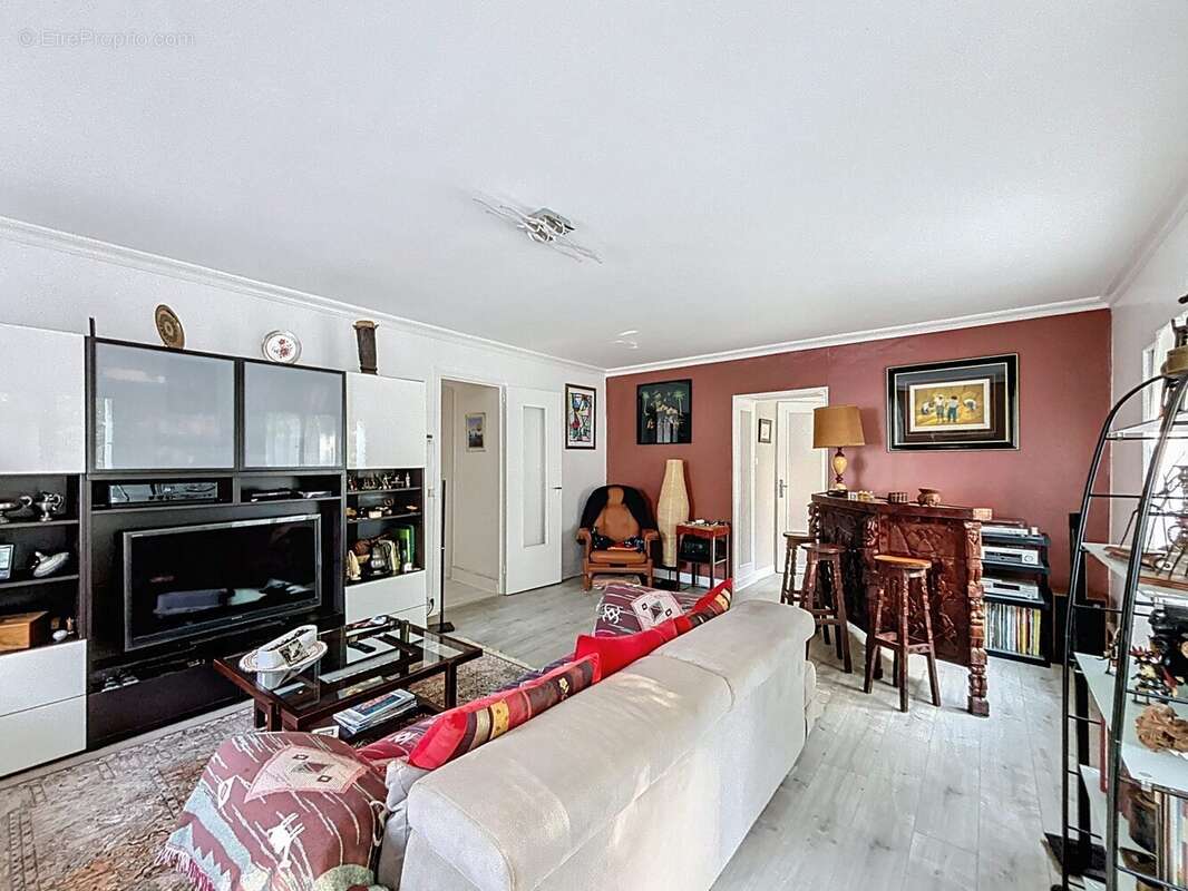 Séjour 30 m². - Appartement à CHATEAUFORT