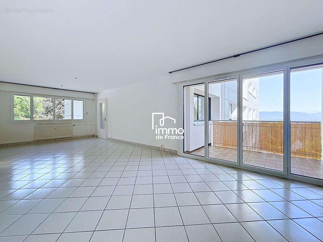 T4 de 93m² avec terrasse vue Mont-Blanc - Gex - photo 2