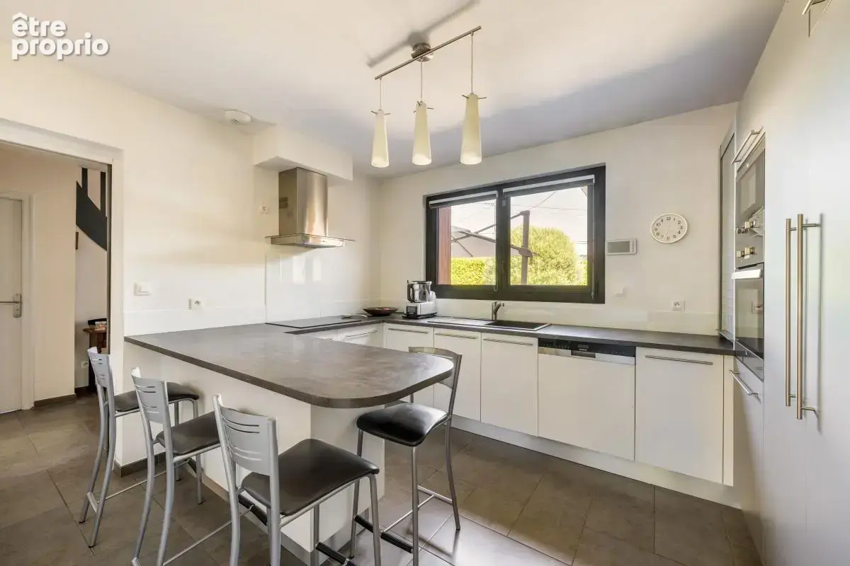 Maison T5 avec jardin paysagé et piscine - GENAS - photo 9