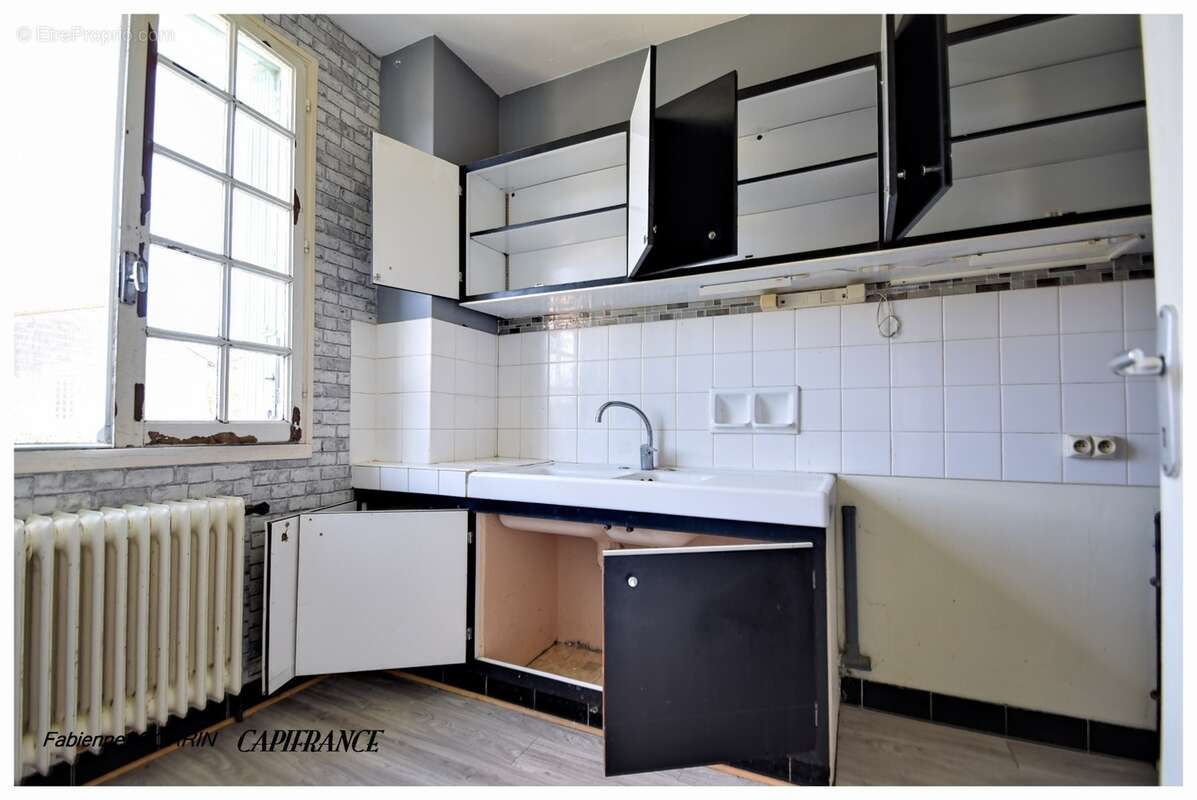 Maison à vendre 8  pièces AIGONDIGNE (79): Maison sur 2 niveaux aménagés, 3 chambres, grand garage (103 m2), dépendances, terrai - photo 8