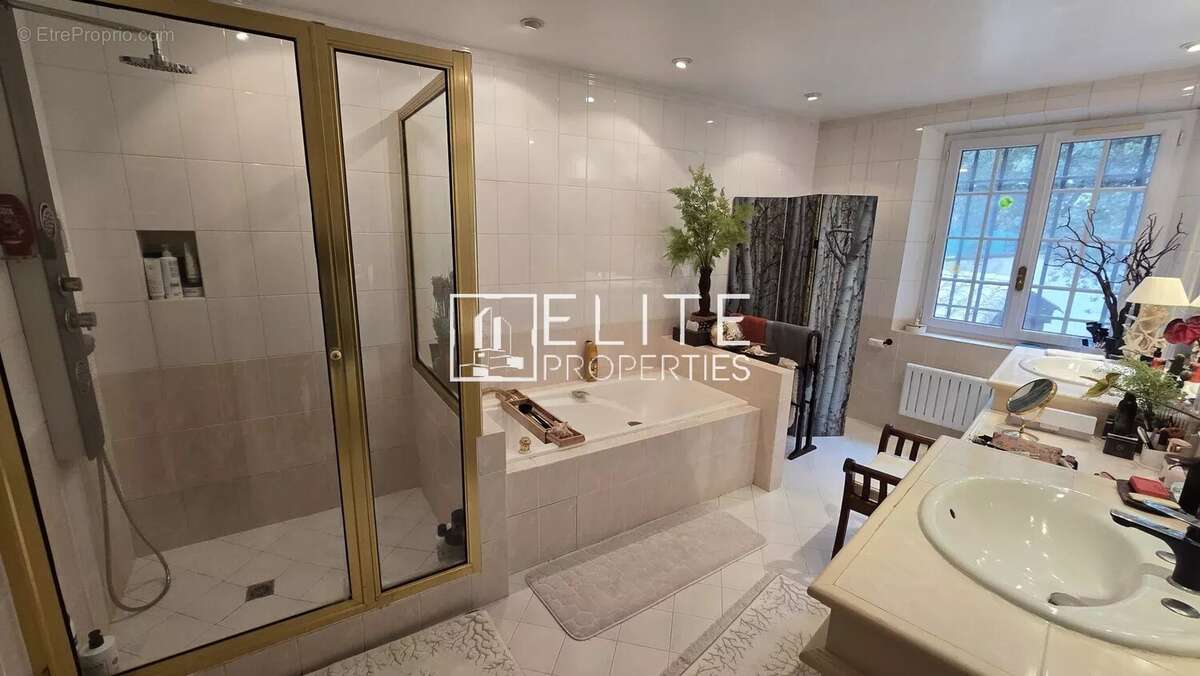 Maison à ROQUEFORT-LES-PINS