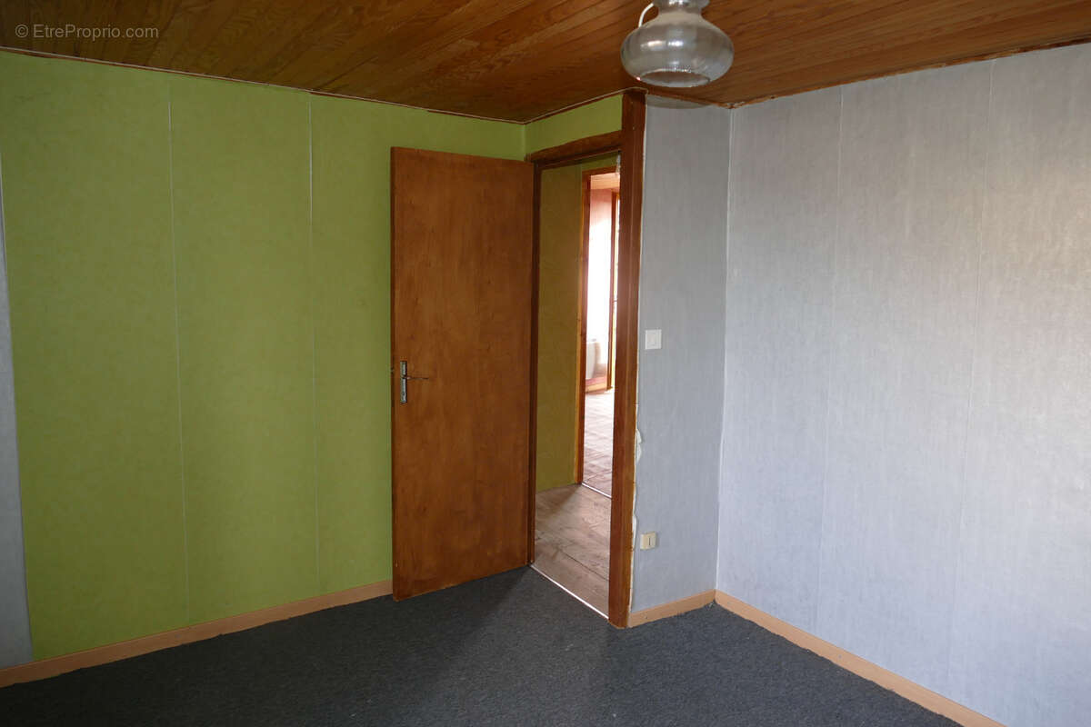 Maison en pierre avec petit jardin proche commerces et services (Puycapel-Calvinet, 15) - photo 12