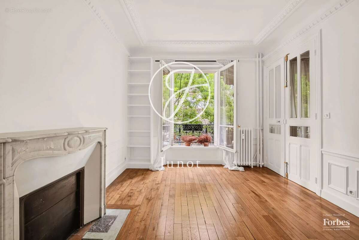 Appartement à PARIS-16E