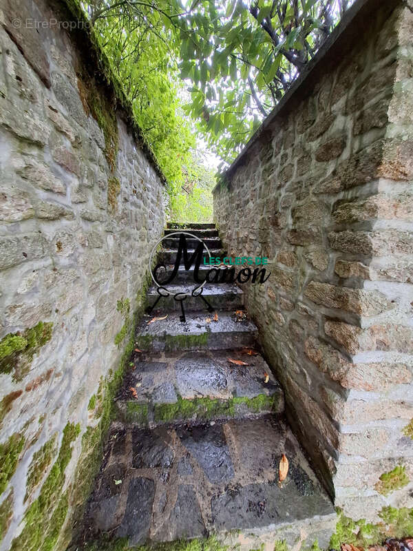 Maison à SAINT-SULPICE-LES-FEUILLES
