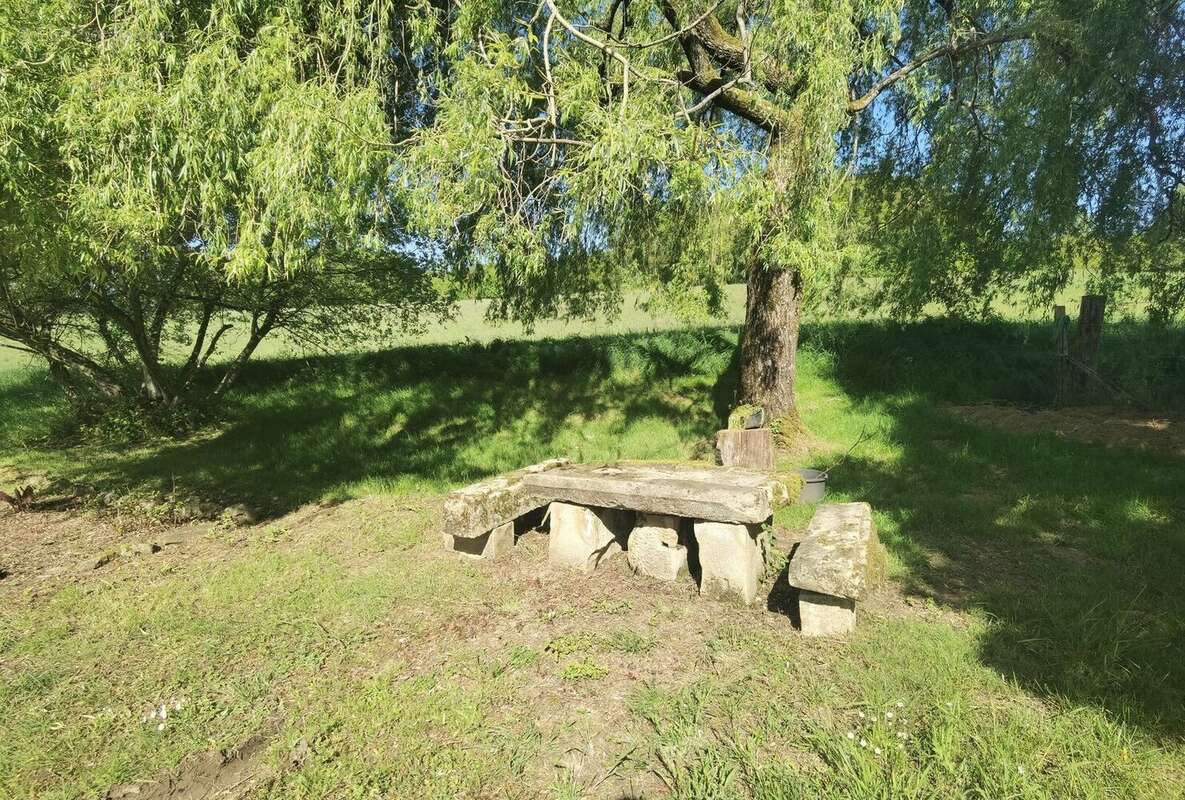 Table pierre