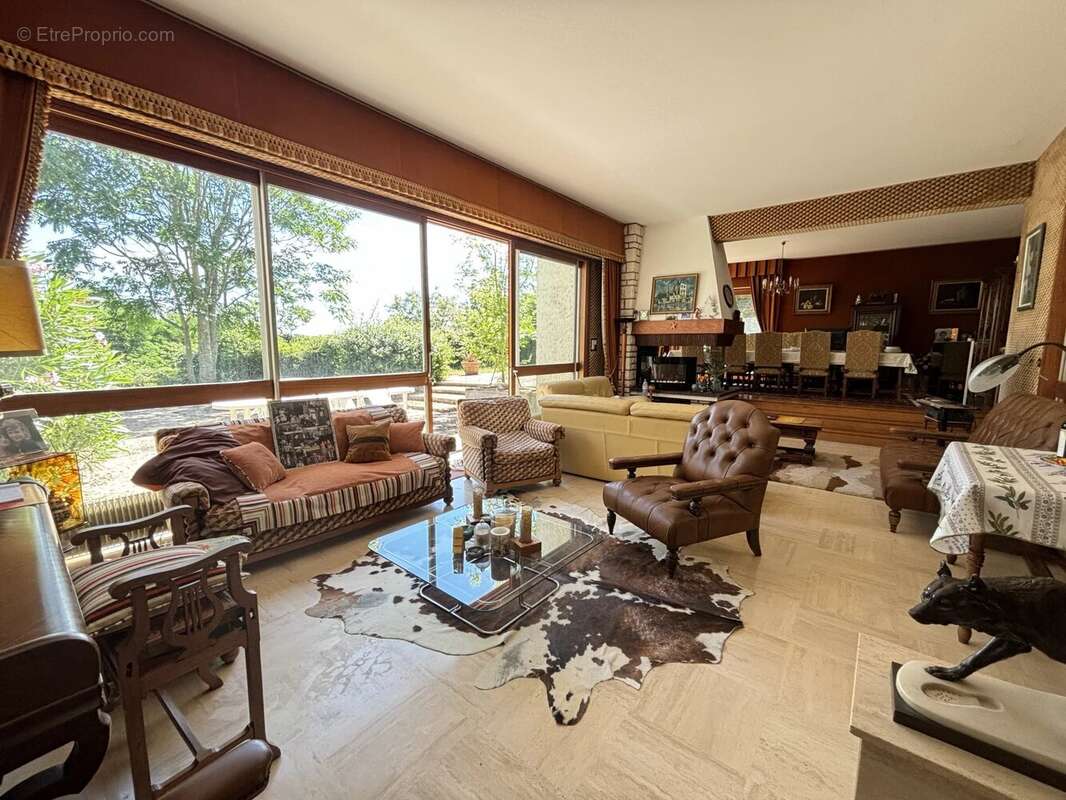 Superbe maison familiale de cinq chambres située dans un magnifique jardin et à distance de marche de Civray - photo 3