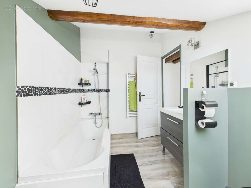 Appartement à LE CHAMBON-FEUGEROLLES