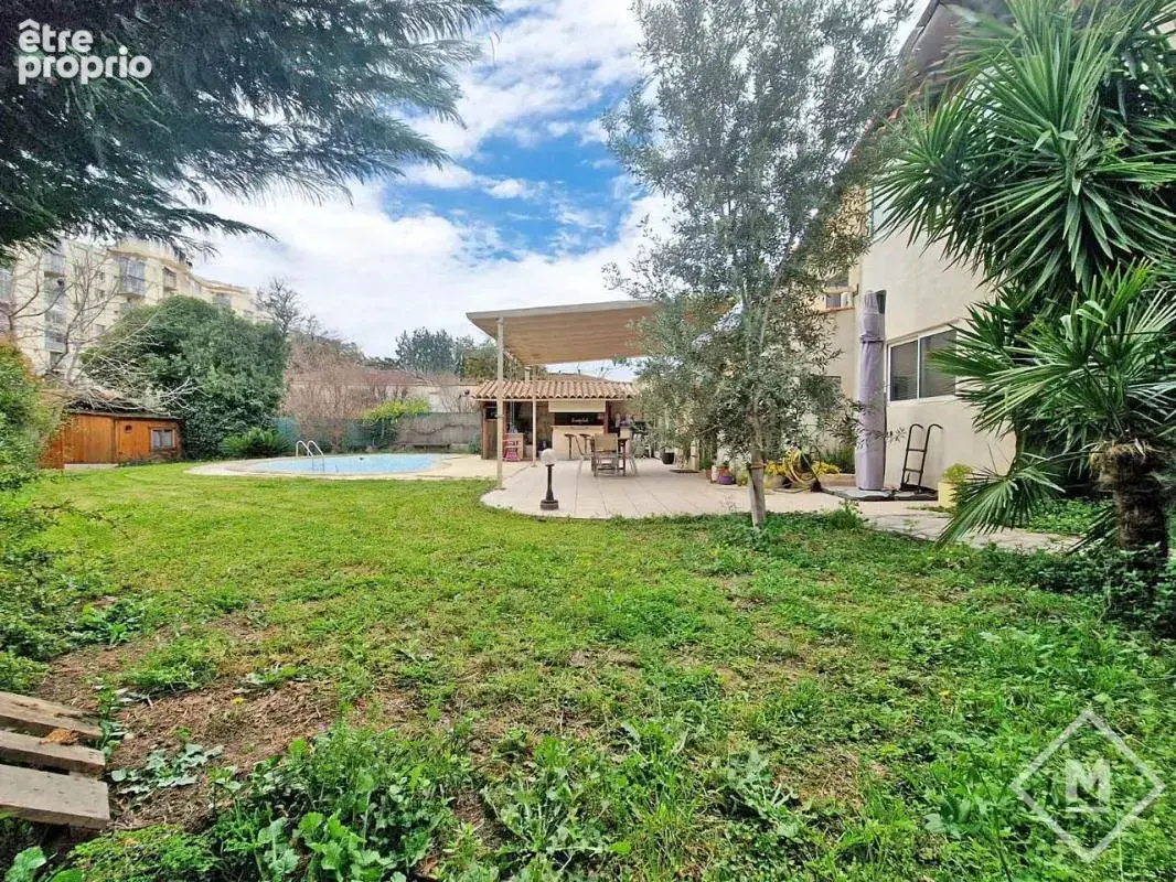 Maison familiale de 282 m² avec piscine, dépendances et fort potentiel 13013 - photo 5