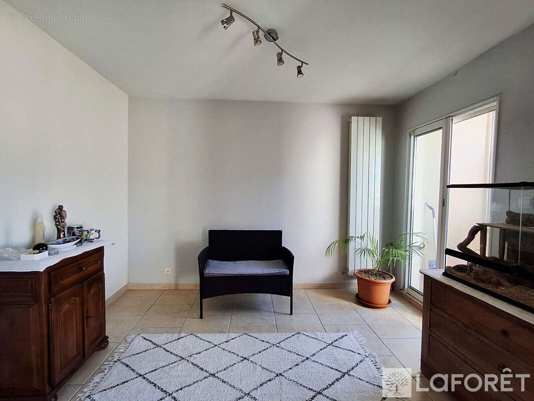 HYERES OUEST Appartement T4  DERNIER ETAGE terrasse - parking - photo 2