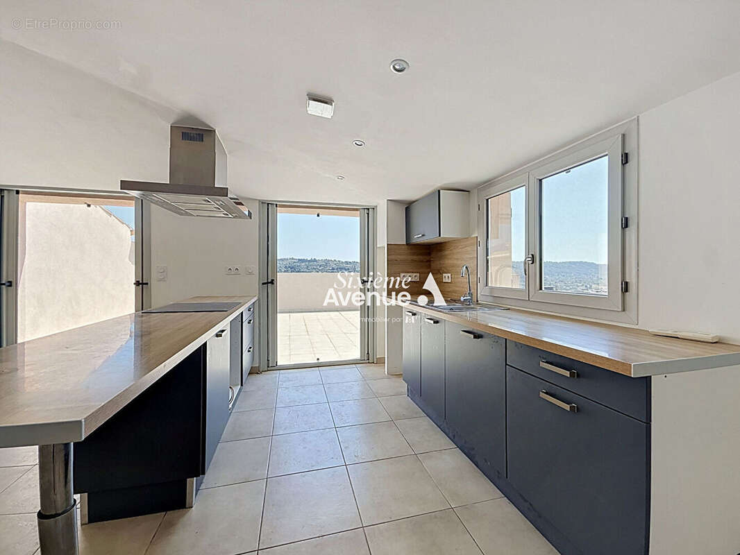 A Vendre Grasse Sud 4 pièces 78m², dernier étage avec terrasse sur toit. Vue dégagée - photo 2