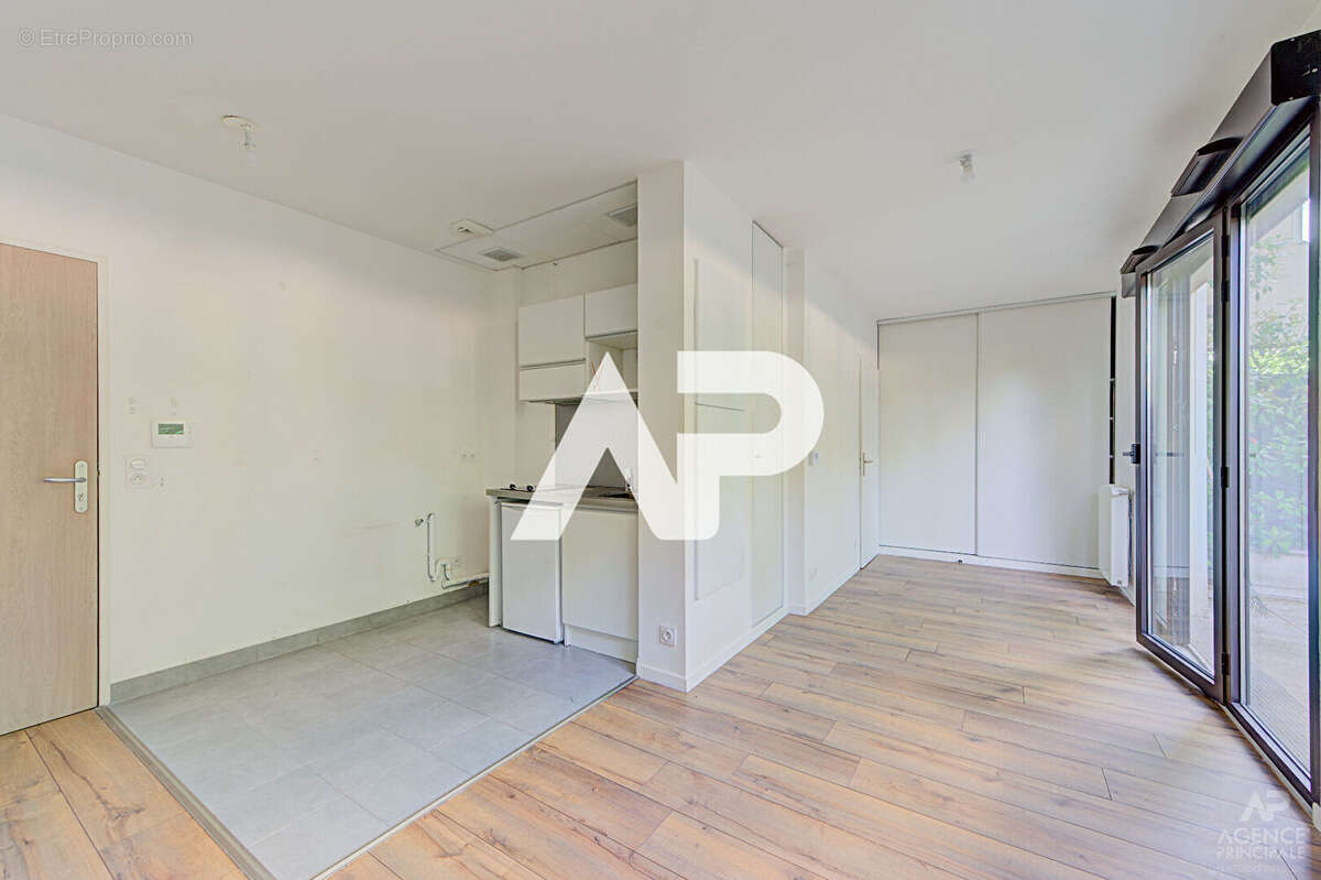 Appartement Rueil Malmaison 1 pièce(s) 28.48 m² - photo 2