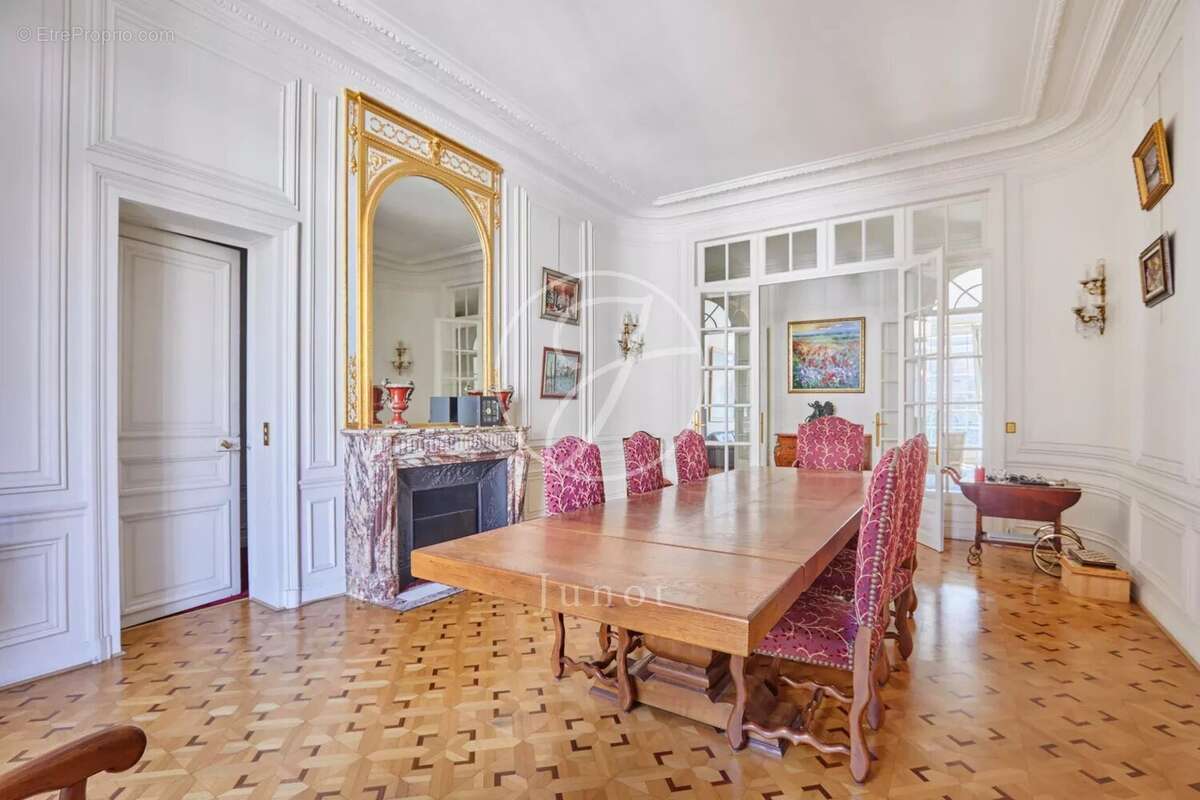 Appartement à PARIS-16E