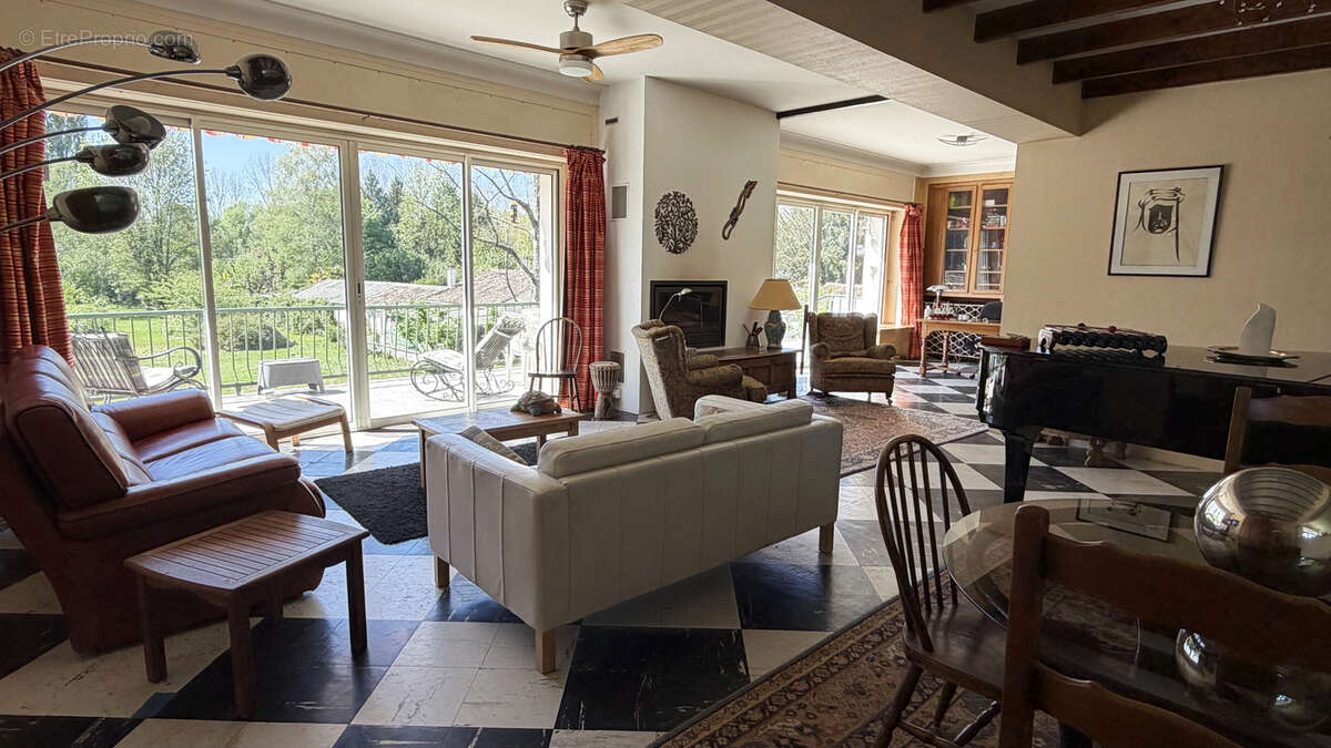 Maison à SAINT-JEAN-D'ANGELY