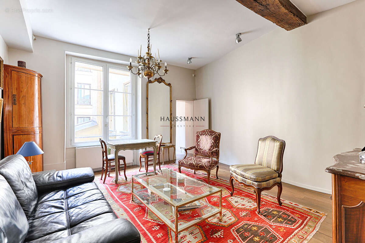 Appartement à PARIS-1E