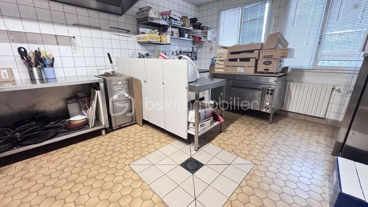 Commerce à SAINT-GEORGES-DE-NOISNE