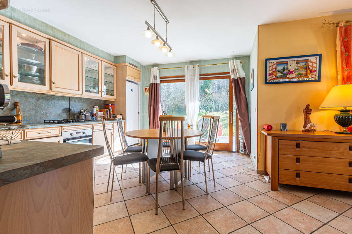 Agence immobiliere laforet - co-exclusivite - "protea" - cuvat - maison individuelle 6 pièces de 172,07 m² au sol - terrain de 1 - photo 8
