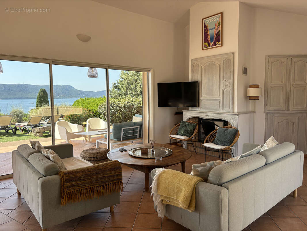 Villa de 176m2  sur 2 niveaux avec piscine et vue panoramique sur la mer et le golfe de Porto Vecchio - photo 6