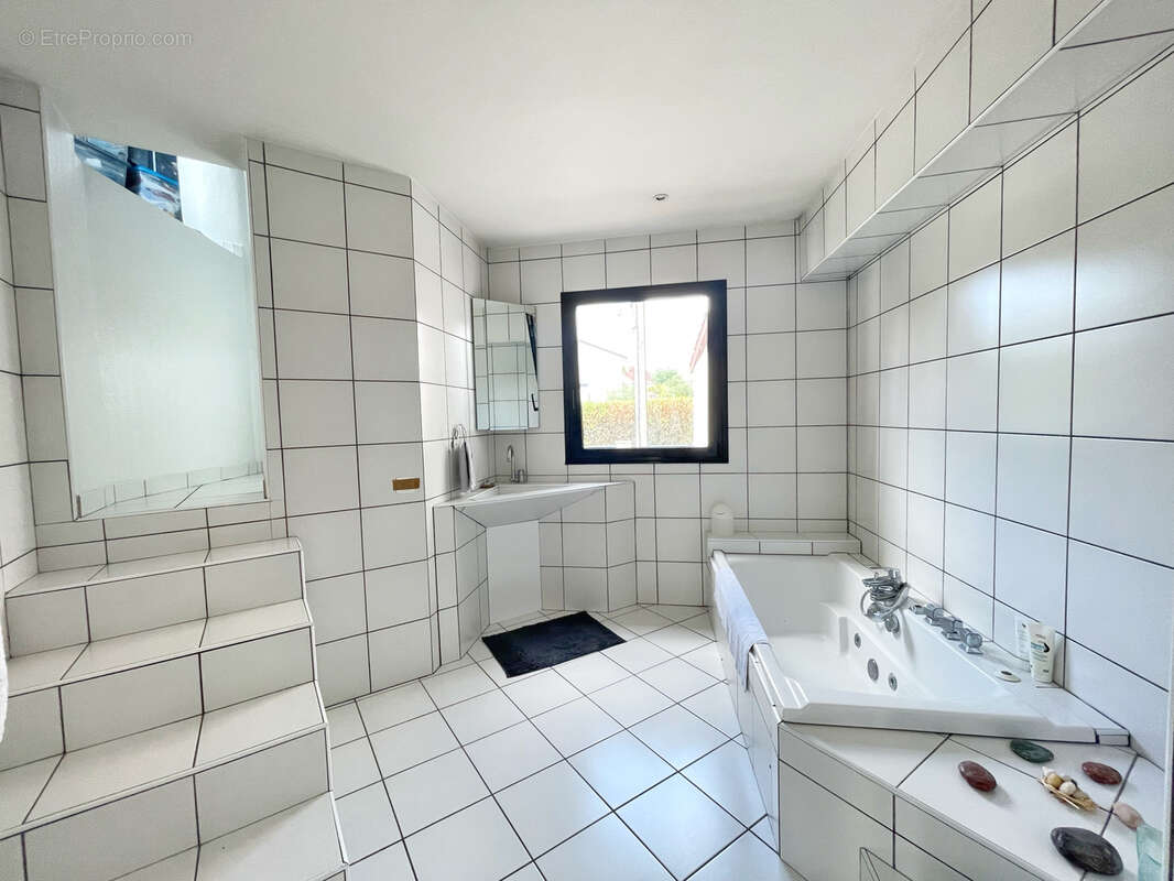 Découvrez une maison d'exception au cœur d'Irigny - photo 15