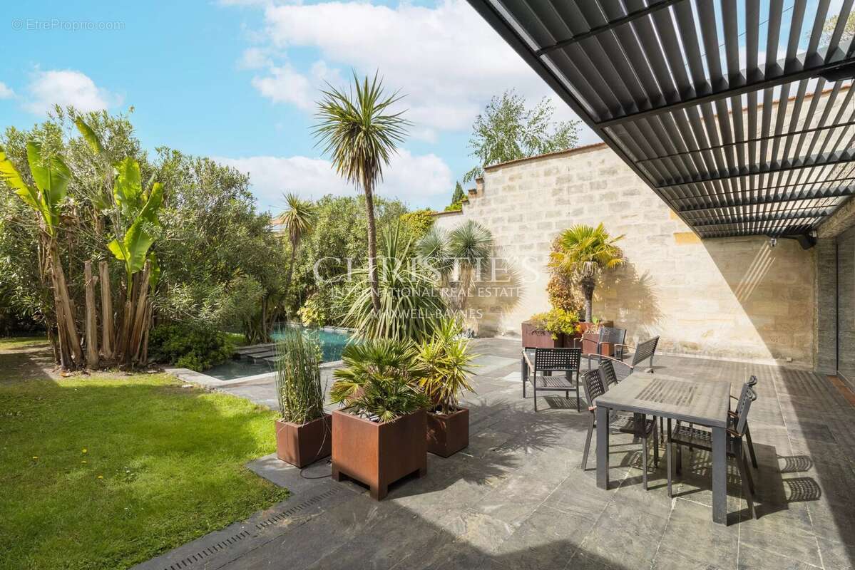 Demeure en pierre de taille réinventée par architecte – 5 chambres, piscine et garage - photo 2