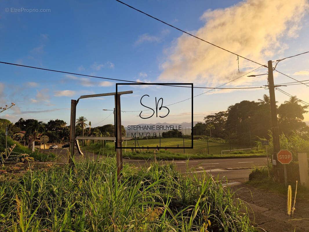 Terrain à LE LAMENTIN