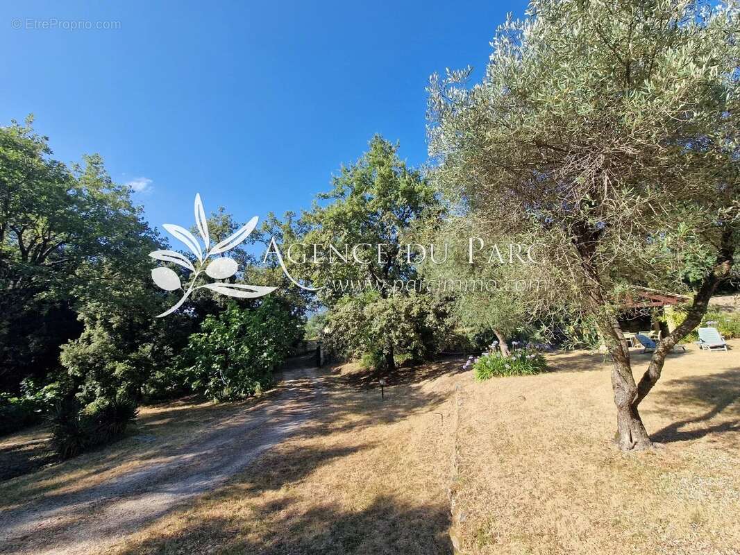 Terrain à OPIO