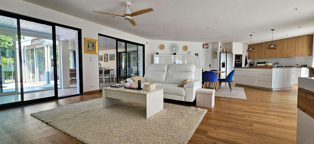 Maison 177 m² à Saint-Laurent-Des-Vignes  - photo 3