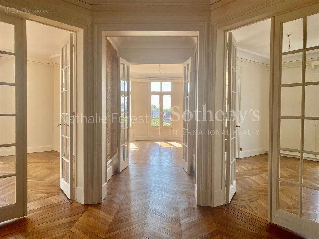 Appartement 225 m² à La Madeleine  - photo 2