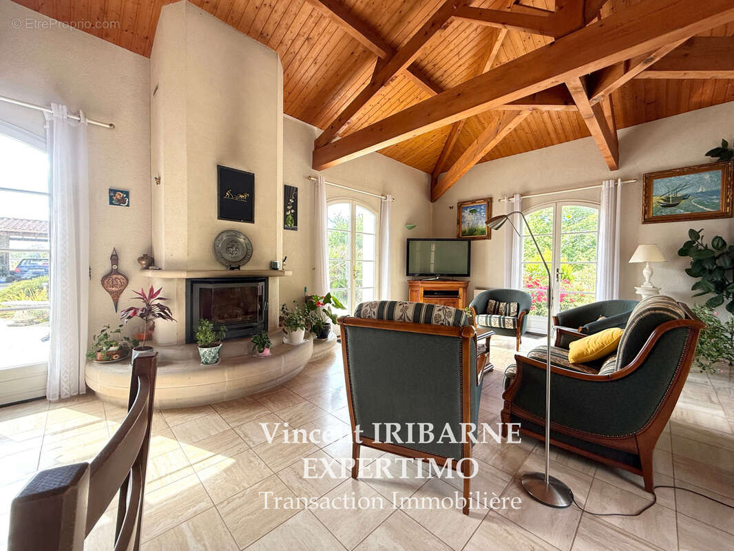 Propriété avec 4 Chambres, Double Garage sur un terrain de 6 800 m2 - photo 4