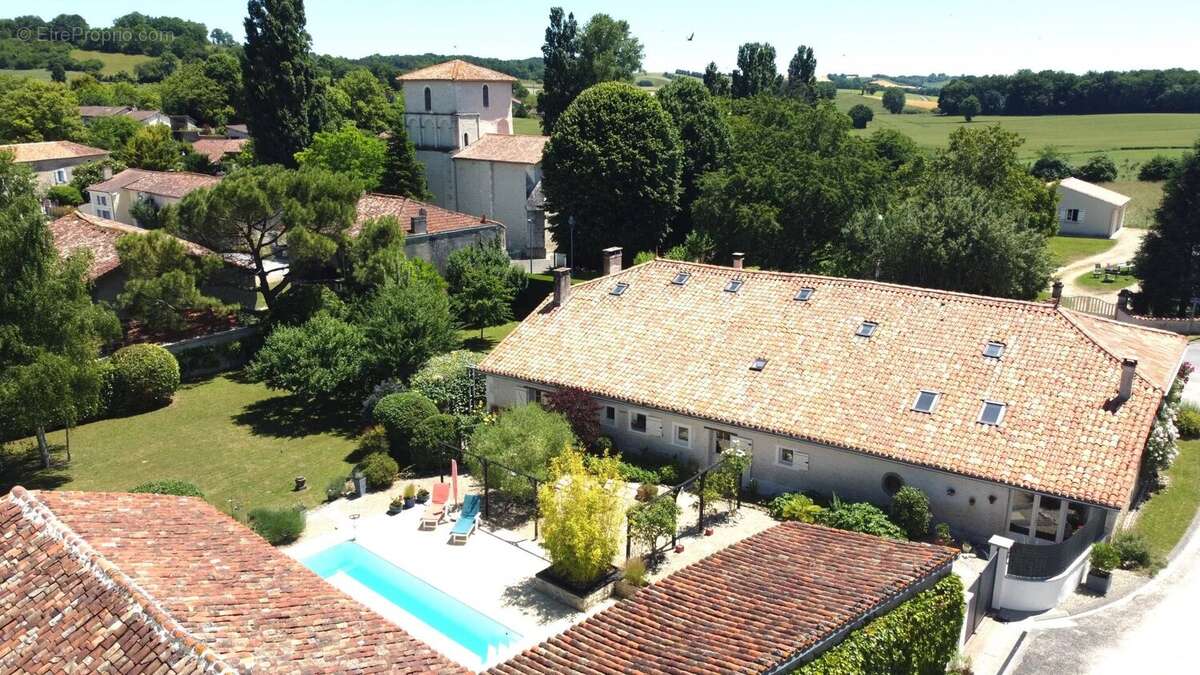 Maison à SAINT-LAURENT-DES-COMBES