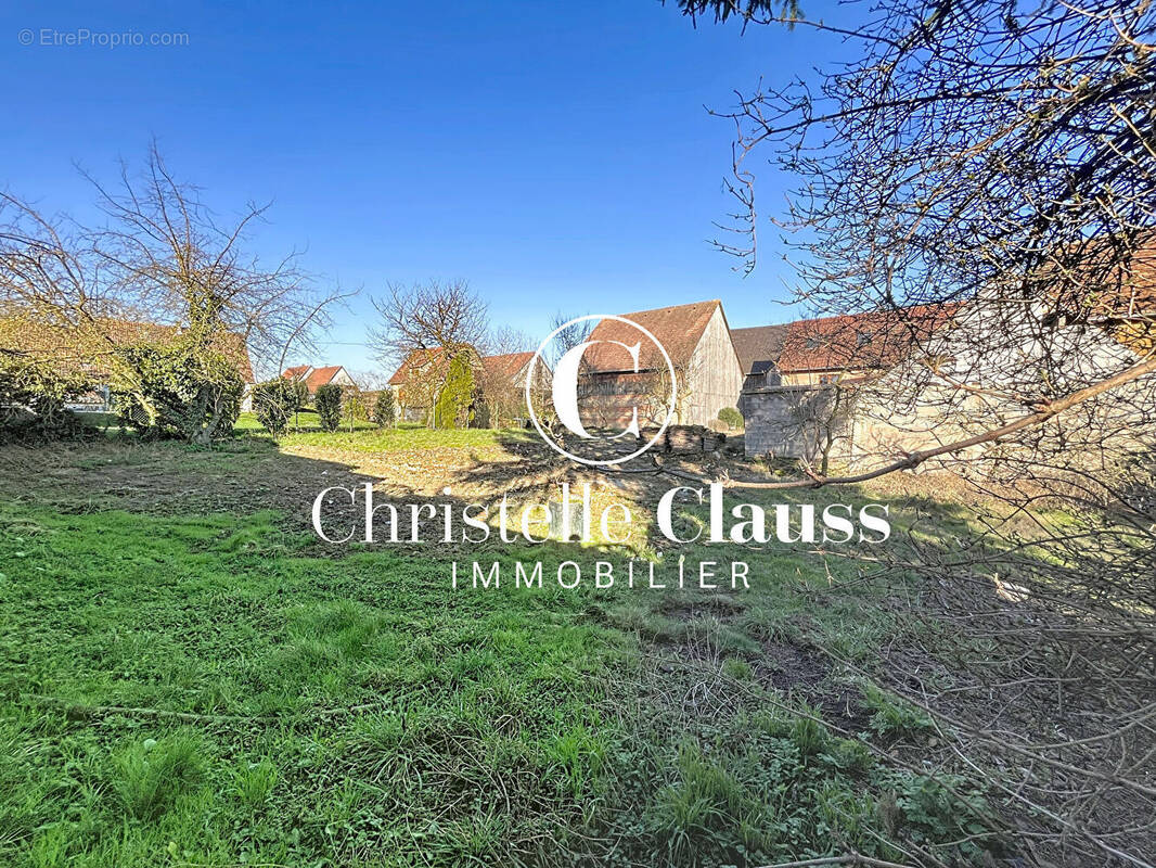 Terrain constructible Valff 1121 m2 · 235 000 €