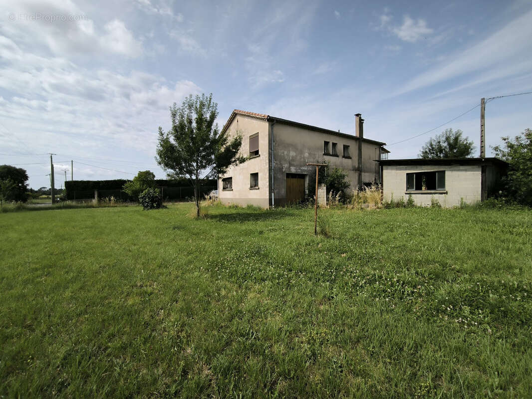 Maison à SAINT-HILAIRE-DE-BRETHMAS