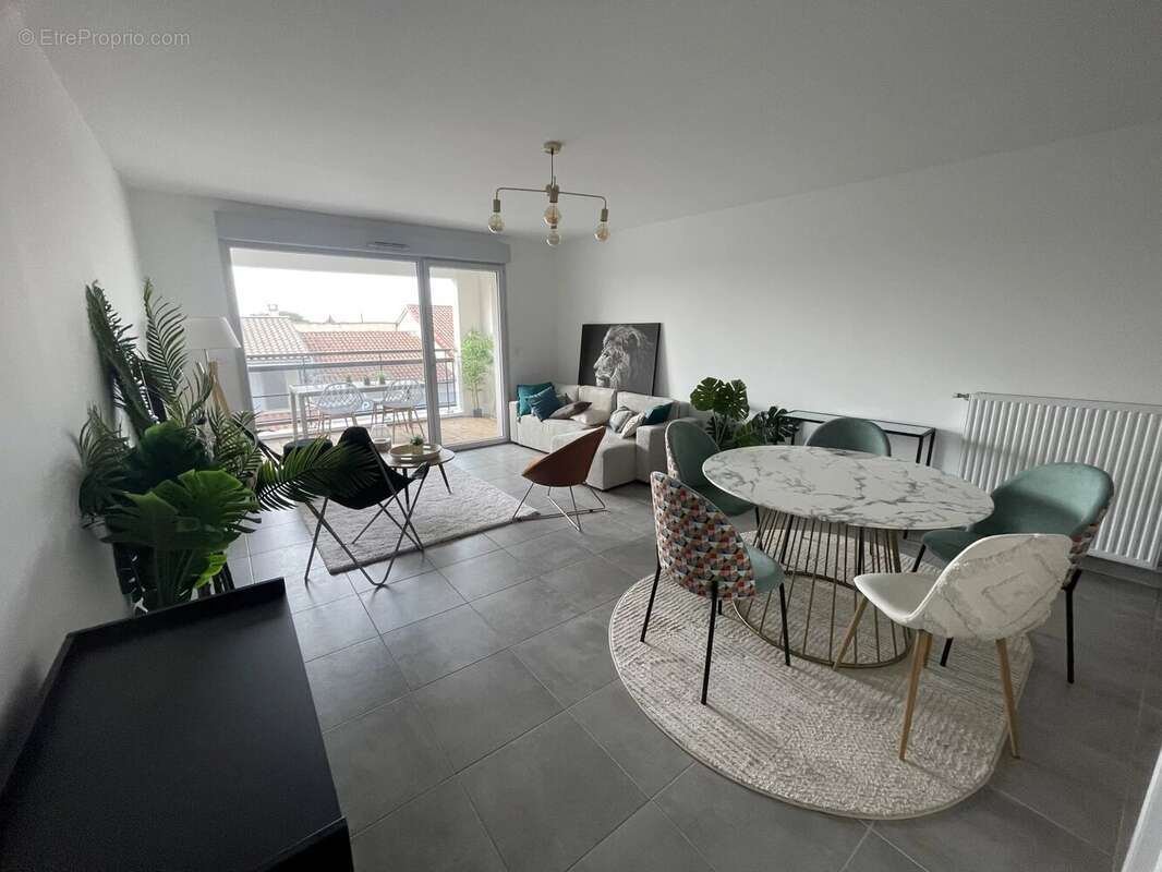 Appartement à PINS-JUSTARET