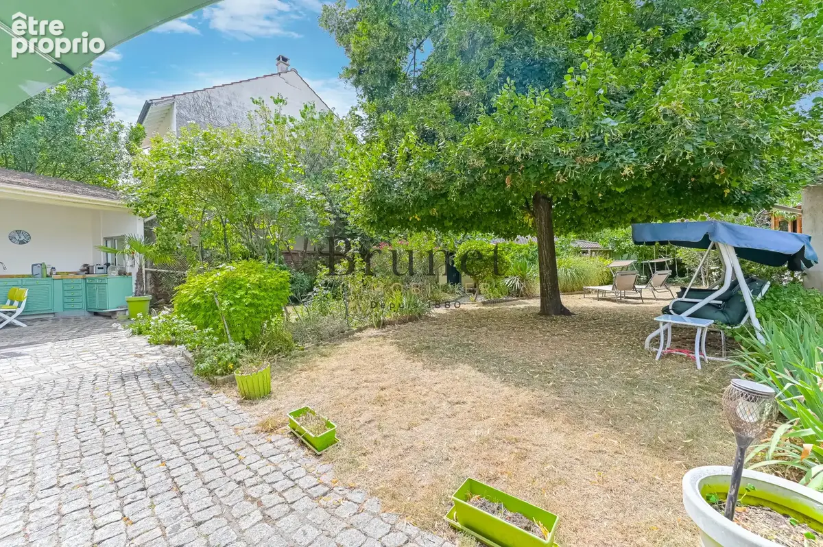 Place des marronniers - maison de 1896 avec superbe terrain - photo 1